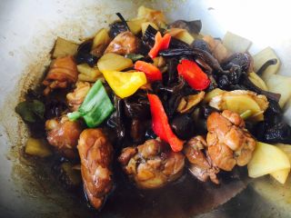 16、小鸡炖蘑菇,出锅前我放了点彩椒（担心浪费，于是把料头都放里了，颜色效果还不错。）