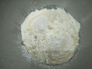 1、花生酱卷,面粉，水，酵母，盐混合。(由于面粉的吸水性不同水的用量看情况增减。)