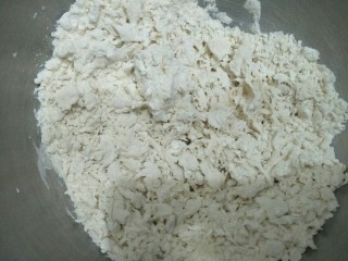 2、花生酱卷,搅拌成絮状。