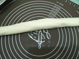 8、花生酱卷,从面皮宽处开始卷起，卷成圆筒型。