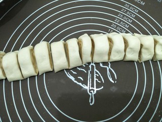 9、花生酱卷,切成份量大约相同的剂子。