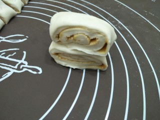 10、花生酱卷,两个小面团叠起来如上图。