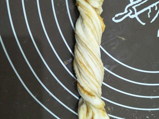 13、花生酱卷,两手各拉一头反方向扭出条纹