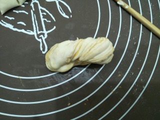 14、花生酱卷,两头对叠并封好口。