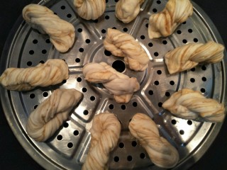 15、花生酱卷,锅内放内，将做好的卷子放在涂了油的蒸架上，盖好锅盖发酵十五分钟后，开火蒸十五分钟关火，再焖五分钟后才出锅。