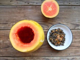 2、木瓜奶冻,将木瓜洗净，从头上4-5厘米处切开，用勺子挖去木瓜籽，内壁尽量挖的光滑点，做出来的成品会漂亮一些。