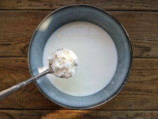 4、木瓜奶冻,再加入30g玉米淀粉。