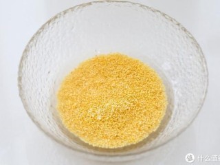 1、小米南瓜海参粥，虽贵尤为好,将小米淘洗两遍后，再用清水浸泡约半个小时，这些米大概能煮两碗粥，可以按需求增减食材