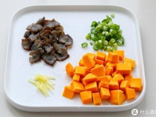 2、小米南瓜海参粥，虽贵尤为好,利用浸泡小米的时间来准备其他辅料：海参提前泡发切成小片，南瓜去皮切成小丁，切葱花和姜丝备用