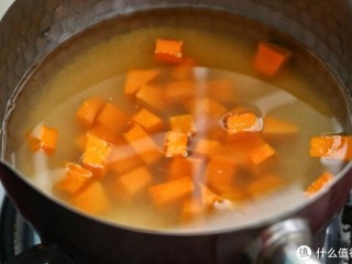 3、小米南瓜海参粥，虽贵尤为好,将浸泡好的小米放入小锅中，加入约750毫升清水，再放入南瓜丁用大火煮开，然后改小火煮约20分钟