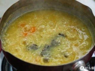 4、小米南瓜海参粥，虽贵尤为好,用筷子戳一下南瓜，差不多熟了就可以放入海参和姜丝了，再煮5分钟左右。