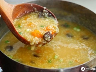 5、小米南瓜海参粥，虽贵尤为好,待粥呈粘稠状态时，调入一汤匙生抽和少许盐，搅拌均匀即可