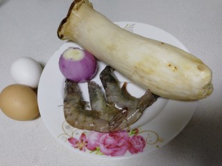 1、杏鲍菇虾仁炒饭,准备食材。