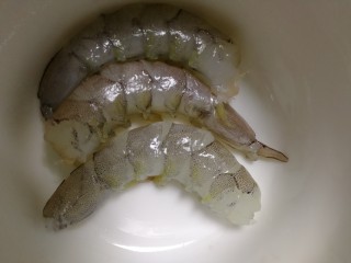 2、杏鲍菇虾仁炒饭,虾挑去虾线，去头去皮。