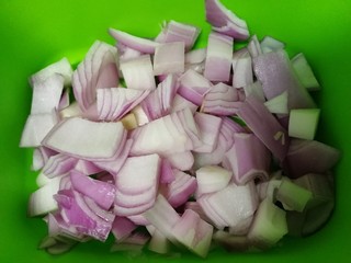 5、杏鲍菇虾仁炒饭,小圆葱切丁。