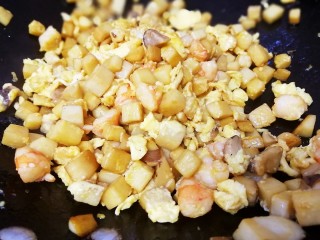 14、杏鲍菇虾仁炒饭,文火炒匀。