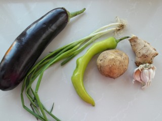 1、土豆烧茄子,准备好所需食材