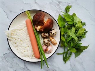 1、好吃到飞起的砂锅土豆粉,准备好所有食材。