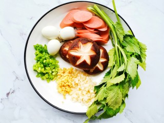 2、好吃到飞起的砂锅土豆粉,清洗干净，火腿切片，香菇打花刀，葱姜蒜切末。