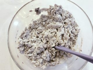 1、宝宝辅食:黑米馒头-12M+ ,在面粉中加入黑米粉、细砂糖和融化好的酵母,用刮刀或筷子搅拌成絮状。