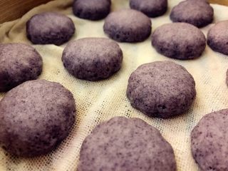 2、宝宝辅食:黑米馒头-12M+ ,第二次发酵好的状态,变得圆嘟嘟啦,是不是很可爱。