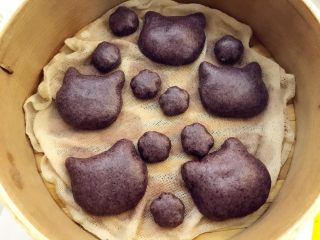 3、宝宝辅食:黑米馒头-12M+ ,还可以用其他饼干模具,做出你自己想要的样子哈,做法和上面一样,小喵咪造型小朋友应该很喜欢哦。