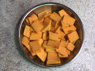 3、营养早餐之南瓜奶＋鸡蛋,切成片，放入盘中