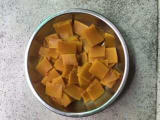 6、营养早餐之南瓜奶＋鸡蛋,蒸好的南瓜拿出（注意：如果盘中有水，要把水倒掉哦）