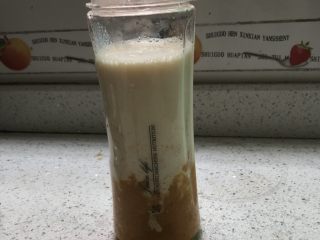 9、营养早餐之南瓜奶＋鸡蛋,加入一瓶半的纯牛奶（纯牛奶可以按个人口感加入，我喜欢浓滑口感的就加了一瓶半）