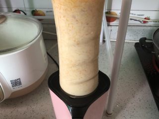 11、营养早餐之南瓜奶＋鸡蛋,然后就可以盖上盖子，放入榨汁机中搅拌至南瓜与纯牛奶融合便可饮用啦