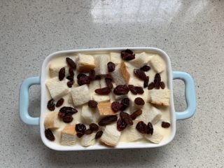 9、吐司布丁,放入葡萄干和蔓越莓
