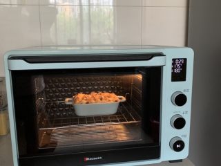 11、吐司布丁,放入预热好的烤箱，上下火180度烤30分钟就可以啦！看见上色了要盖锡纸哦！