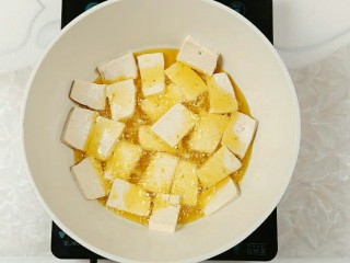 3、木耳炒豆腐,放入豆腐块