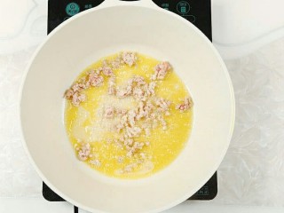 7、木耳炒豆腐,肉末翻炒至变色