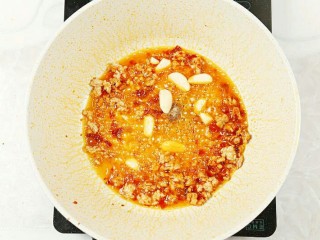 10、木耳炒豆腐,适量蒜瓣