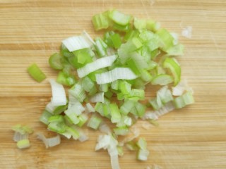 4、佛系龙虾粥,撒入少许盐，小葱切末，出锅后撒入搅拌一下。