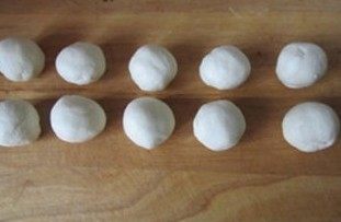 5、层层酥脆的极致诱惑---栗香梅花酥 ,用油皮将油酥包裹起来成球状, 再松弛十分钟