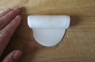 7、层层酥脆的极致诱惑---栗香梅花酥 ,将它卷起来