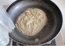 13、层层酥脆的极致诱惑---栗香梅花酥 ,锅中放少许油, 将打好的板栗泥倒入里面, 喜欢吃甜点的可以再加入少许糖