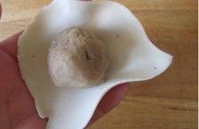 16、层层酥脆的极致诱惑---栗香梅花酥 ,将准备好的栗蓉馅料放在中间