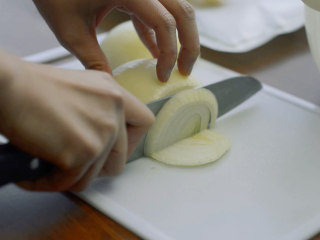 1、电饭煲红酒烩牛尾,洋葱切丝