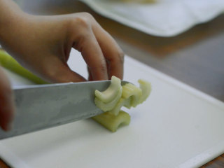 2、电饭煲红酒烩牛尾,西芹切小段