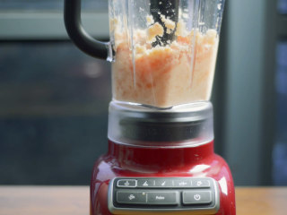 3、电饭煲红酒烩牛尾,2个番茄去皮，打成汁或切成5mm小块