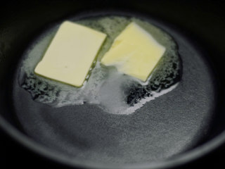 4、电饭煲红酒烩牛尾,热锅，放入黄油