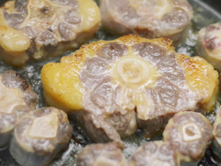 5、电饭煲红酒烩牛尾,放入肉肉，煎成表面金黄色