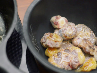 6、电饭煲红酒烩牛尾,把肉肉放入电饭煲