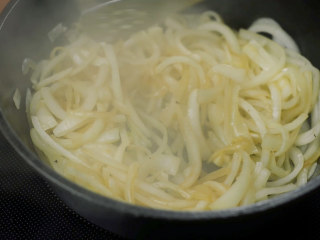 7、电饭煲红酒烩牛尾,用锅里的油炒洋葱，直到变成金色
