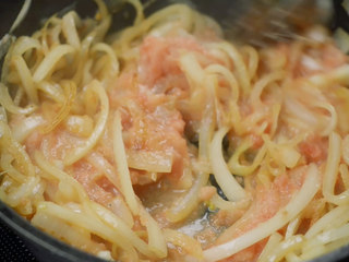 8、电饭煲红酒烩牛尾,加入番茄汁