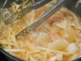 9、电饭煲红酒烩牛尾,加入高汤块。我是自己炖鸡的汤冷冻起来做的。