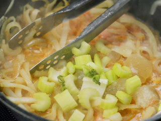 10、电饭煲红酒烩牛尾,加入芹菜。